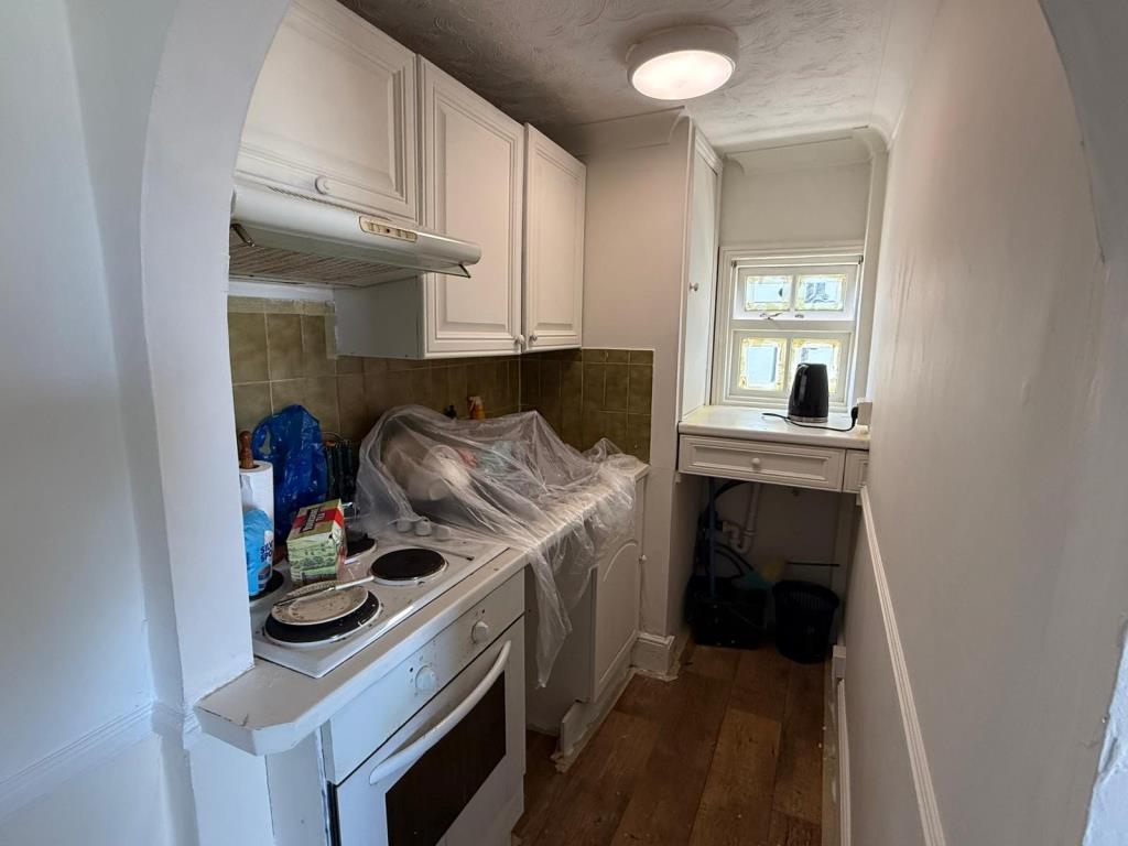 Lot: 26 - FLAT FOR INVESTMENT WITH PARKING AND SEA VIEWS - The Kitchen